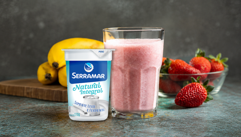 Shake de Morango e Banana com Iogurte Natural Serramar